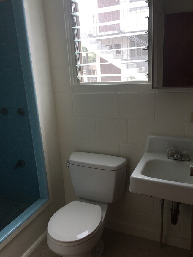 Foto del edificio - 1-Bedroom, 1-Bath with 1-Parking in Univer...