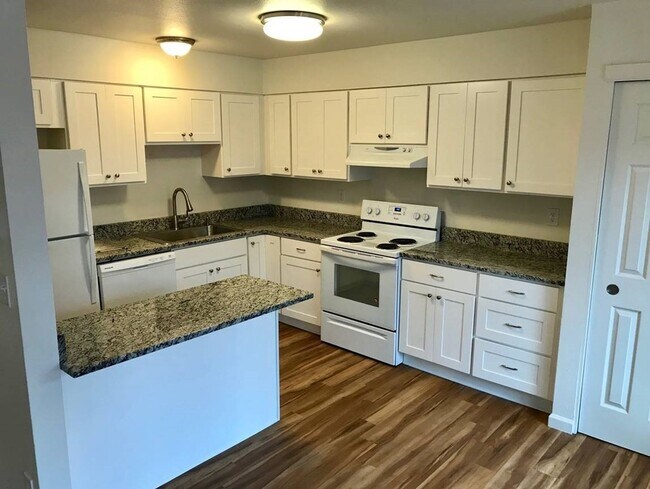 Foto del edificio - Townhome 2x1.5. Private back patio. Rent i...