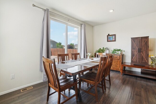 Foto del edificio - 4 bed 3.5 bath house located in Thornton!!