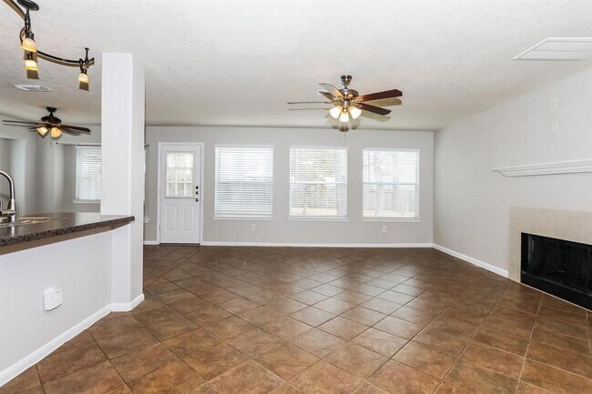 Building Photo - 28631 E Lake Dr