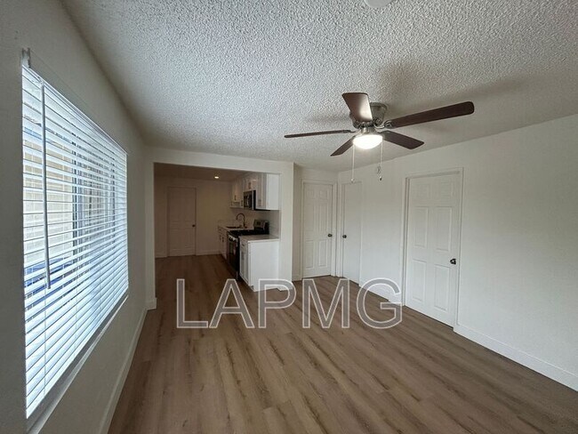 Foto del edificio - 3824 W 104th St