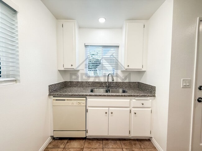 Foto del edificio - 14257 Friar St