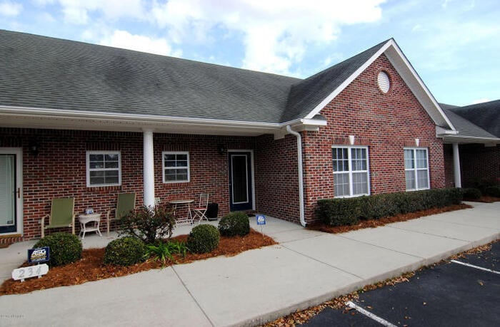Primary Photo - Independence South one level brick patio h...
