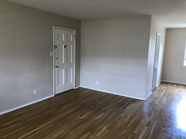 Foto del edificio - 2461 Silver Lake Blvd