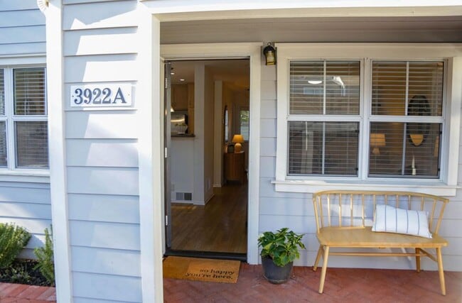 Building Photo - 3 bdrm 2 bath Townhome