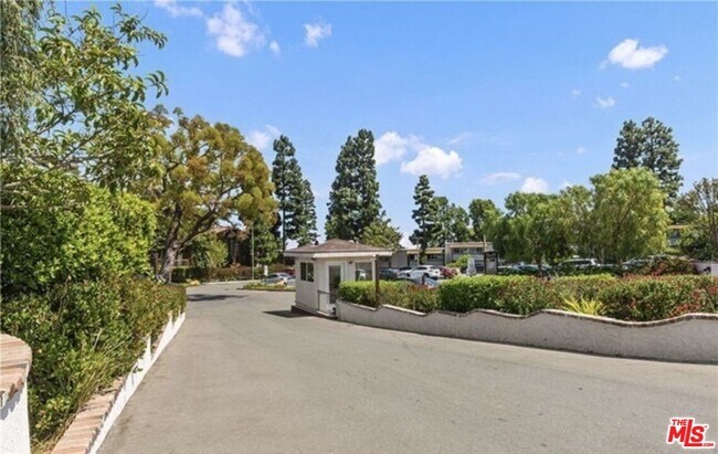 Building Photo - 394 Miraleste Dr