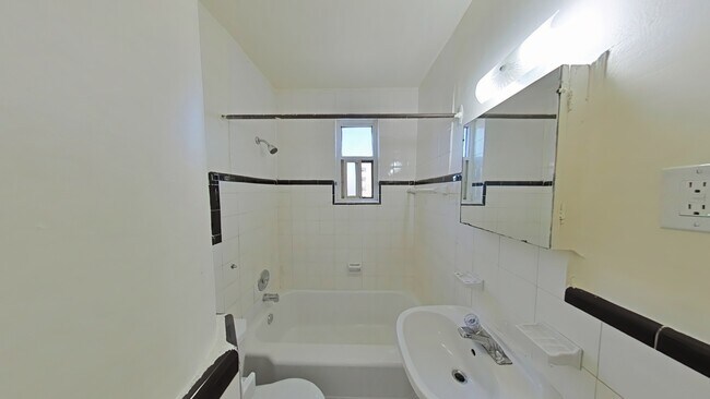 Photo du bâtiment - 1589–1607 Victoria Park Ave