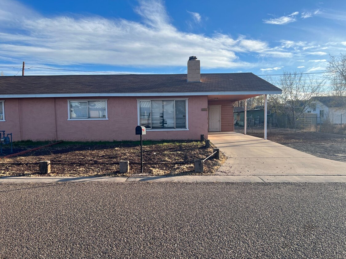 Primary Photo - 2bed/1 bath duplex unit
