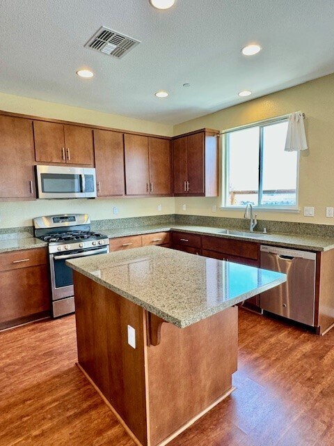 Building Photo - 150 Savona Way