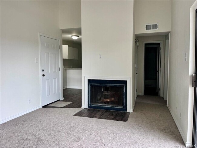 Building Photo - Remodeled 1/1 Townhome!