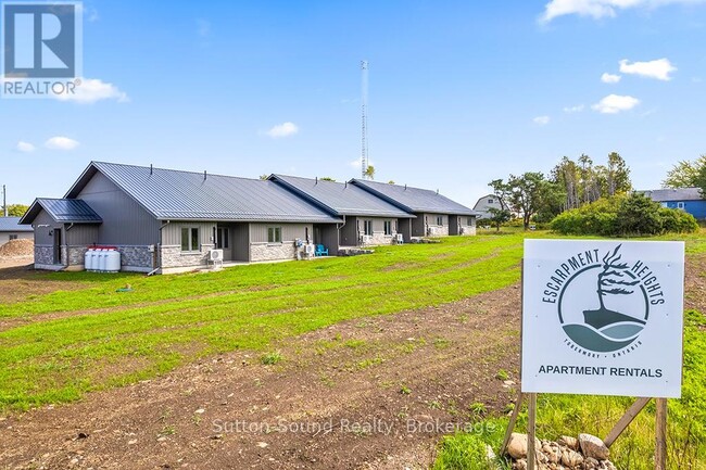 Building Photo - 18 Maple Golf Crescent