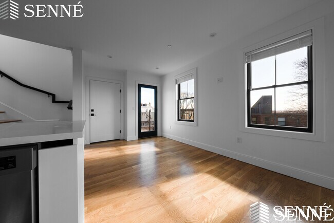 Building Photo - 332 E 8th St