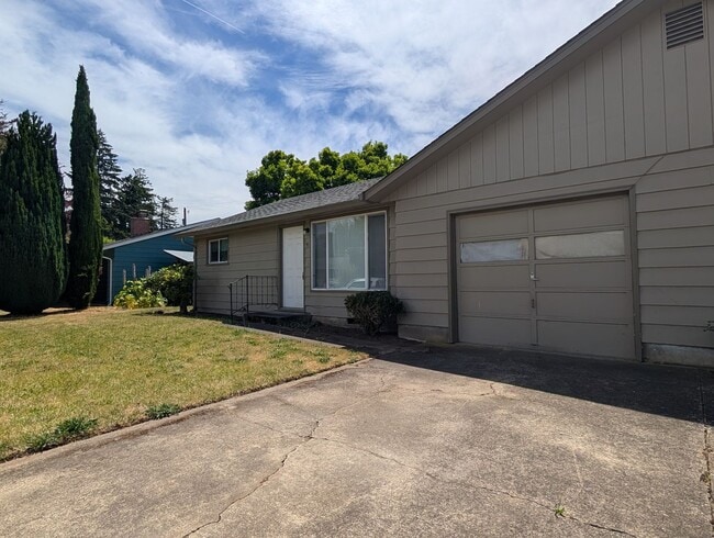 Photo - Nice 2 bed/1 bath duplex off River Road House