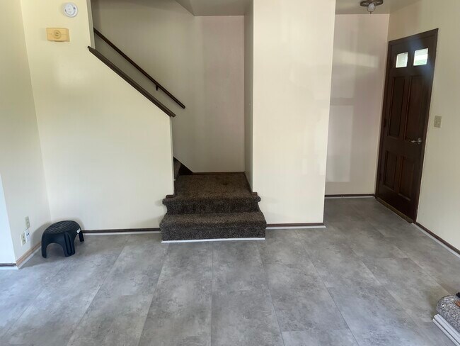 Entrada y escaleras - 5822 S Indiana Ave