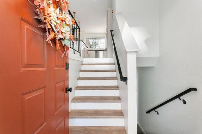 Building Photo - Modern 4bd 2.5 bath Home