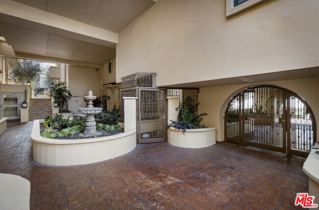 Foto del edificio - 851 N San Vicente Blvd