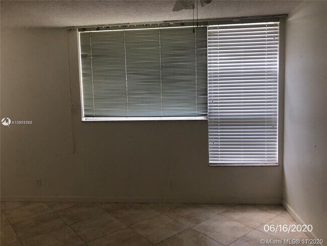Foto del edificio - 940 NE 199th St