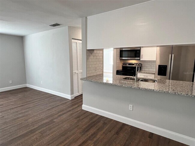 Building Photo - 2411 W Stroud Ave