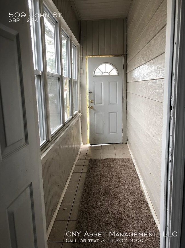 Foto del edificio - 5 bedroom in Syracuse NY 13208