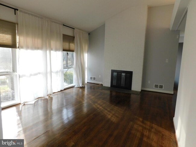 Foto del edificio - 6037 Grosvenor Ln