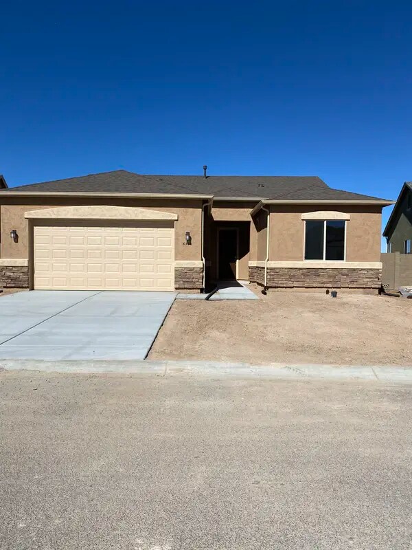 Landscaping to be completed before move in - 6342 E Beckett Trail
