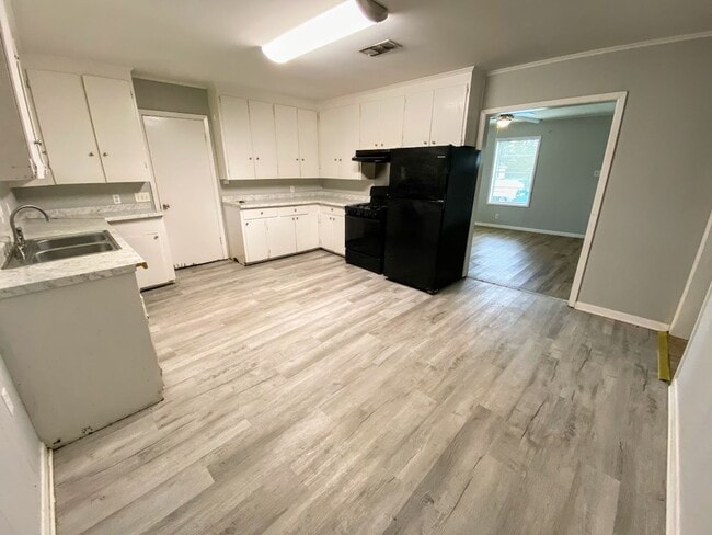 Building Photo - Cozy 2-Bedroom Home for Rent in South Lake...