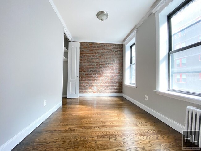 Building Photo - SPACIOUS GRAMERCY PARK 3 BEDROOM - WON'T L...