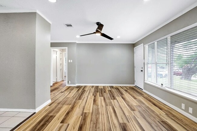 Photo - 235 Saratoga Dr House