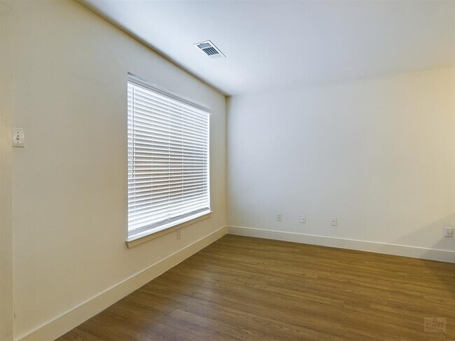 Foto del edificio - 711 W 32nd St