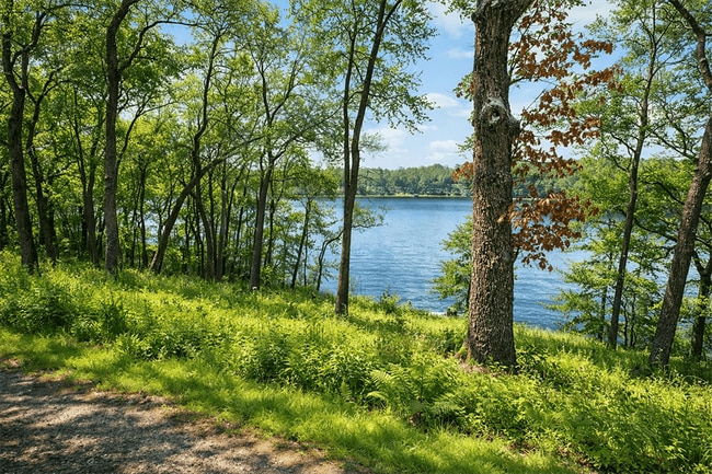 Foto del edificio - 2470 Crooked Lake Rd