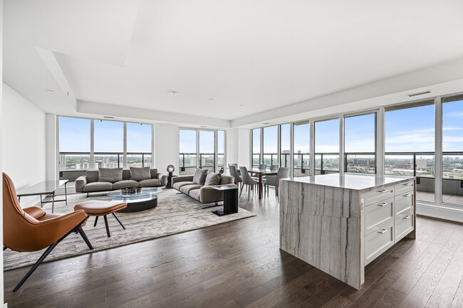 Building Photo - 30 Inn On The Pk Dr