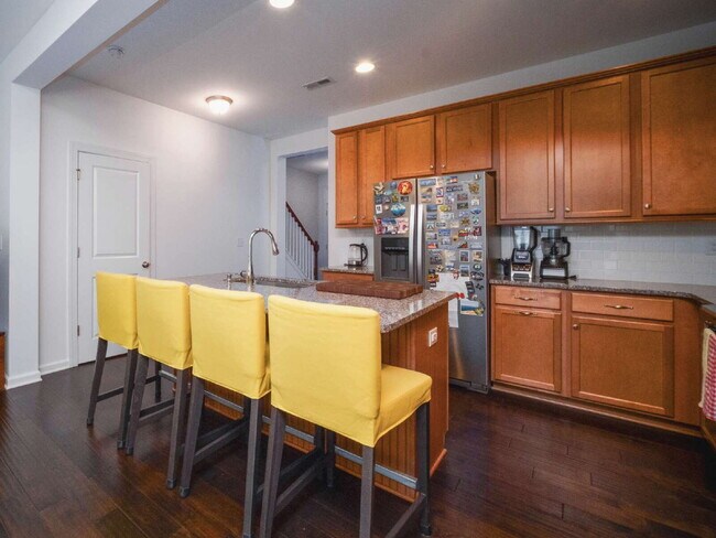 Foto del edificio - "Exquisite  2-Bed Townhouse with 2.5 Baths in Prime Charlotte Location – 1,531 Sq Ft of Comfort!"