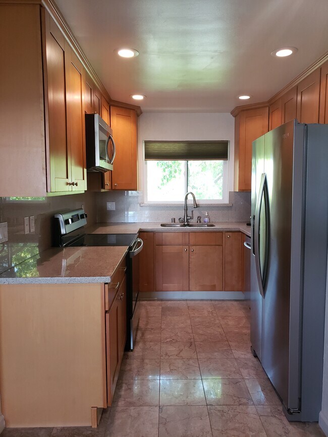 Kitchen - 1001 E Evelyn Ter