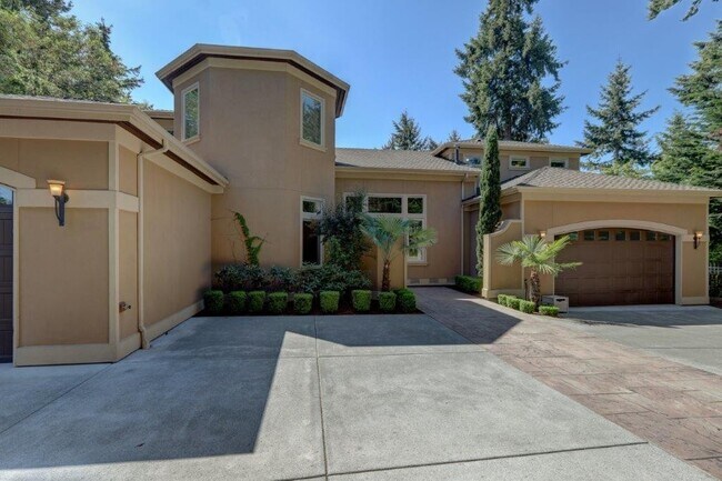 Foto del edificio - Stunning Mediterranean Oasis Minutes from Downtown Bellevue w/Lake Views!