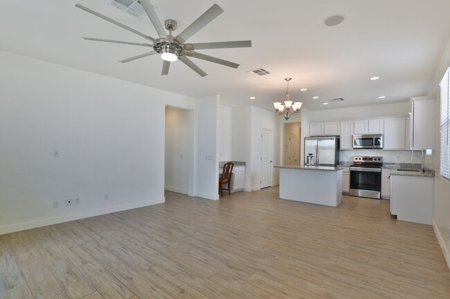 Foto del edificio - 548 E Vail Ln
