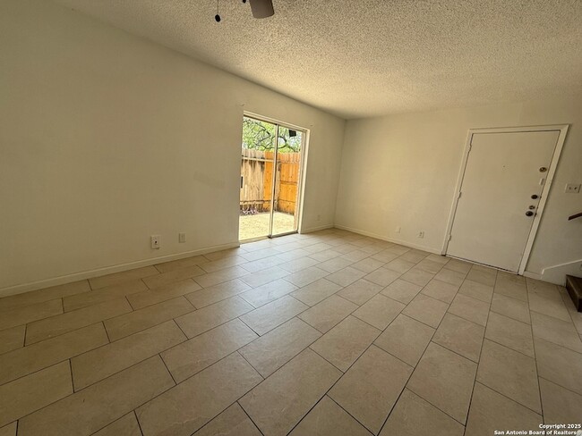 Foto del edificio - 223 Sprucewood Ln