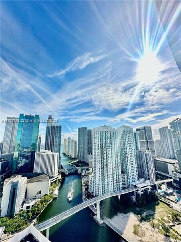 Foto principal - 350 S Miami Ave