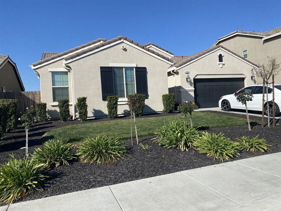 4 br, 2 bath House 3200 N Glacier Way House Rental in Hanford, CA