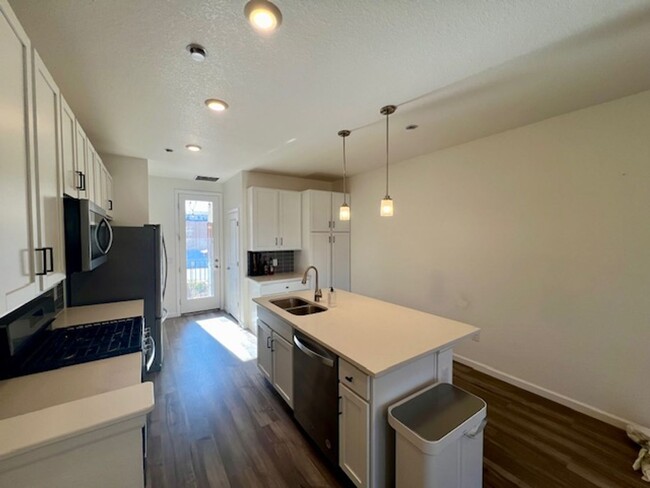 Building Photo - Stunning 2 Bed, 2.5 Bath Townhome