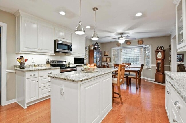 Building Photo - 302 Summerset Ln