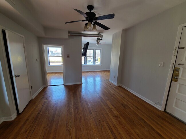 Foto del edificio - 1403 W Diversey Pkwy
