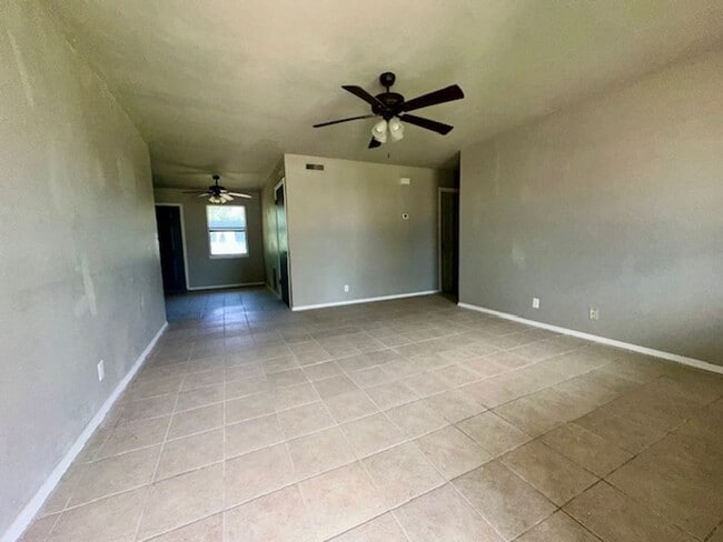 Building Photo - 3 Bedroom and 1.5 Bathroom Home in Tecumseh