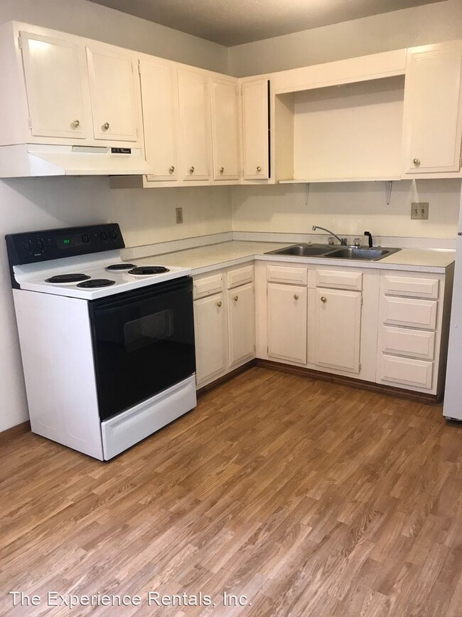Building Photo - 2 br, 1 bath Apartment - 305 E. 1st Street