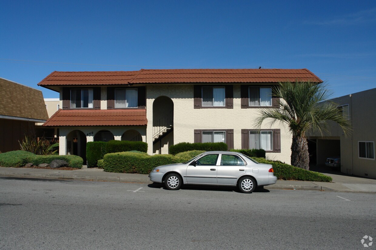 Building View from the Street - 440 Richmond Dr