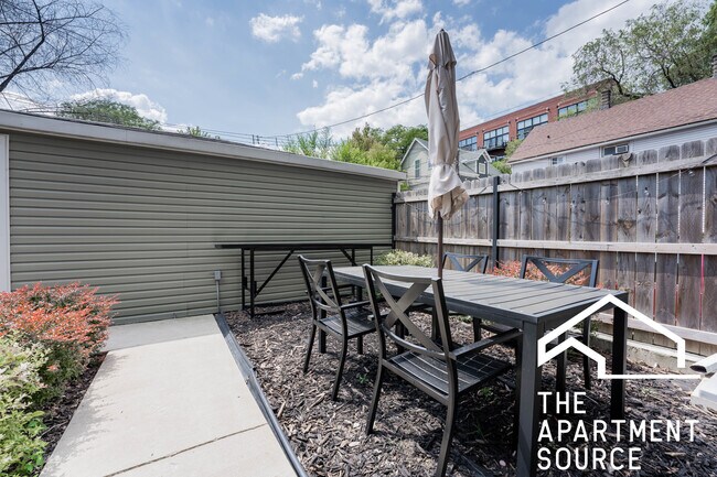 Foto del edificio - 2651 W Armitage Ave