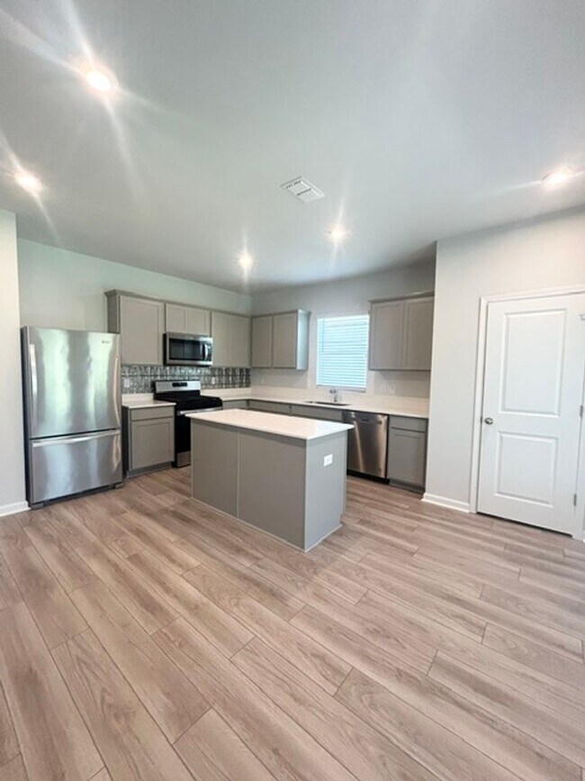 Foto del edificio - ONE STORY LIVING IN BLYTHEWOOD'S GRAND ARBOR