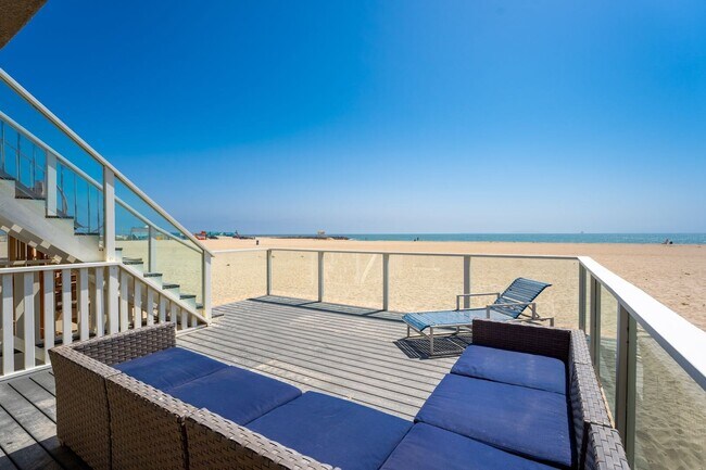 Foto del edificio - 5 Bedroom + 4 Bathroom Home  | Ocean Opulence | Furnished Monthly Rental