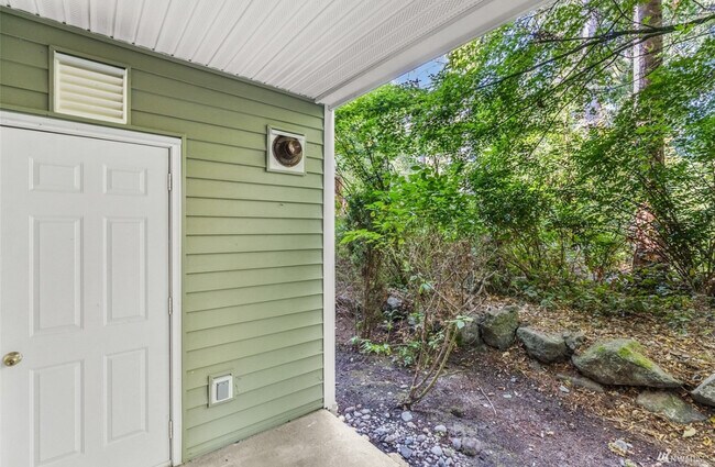 Building Photo - 12712 Admiralty Way