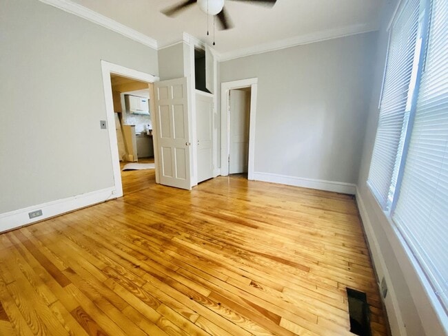 Building Photo - Must see this Adorable 2 bedroom 1 bath ho...