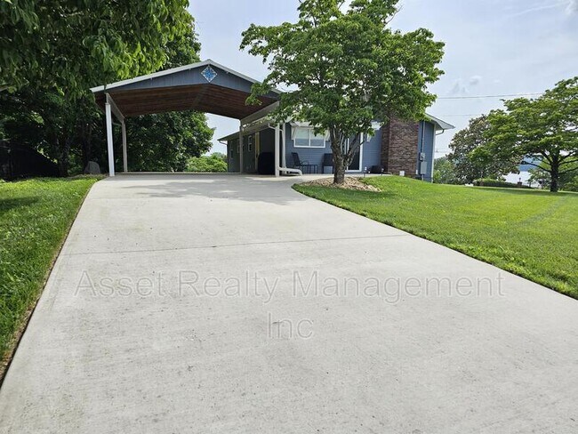 Building Photo - 3685 Channel Dr